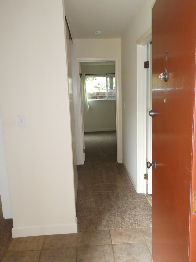 Entrance / hallway - 1730 Lacassie Ave