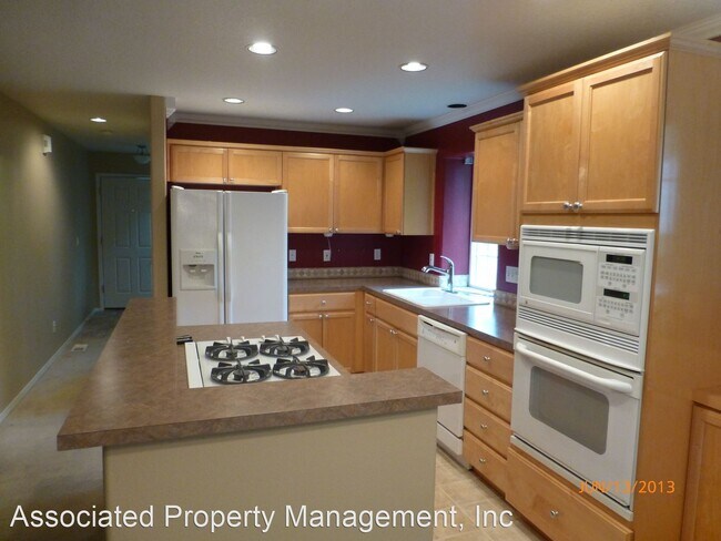 Building Photo - 3 br, 2.5 bath House - 498 NE Caden Ave.