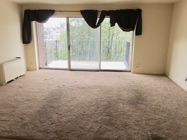 Living room - 6011 Emerson St