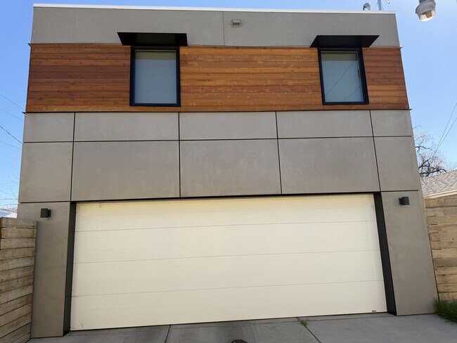 Entrada al garaje - 806 S Jefferson St