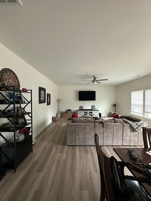 Foto del edificio - 423 Bassett Ln