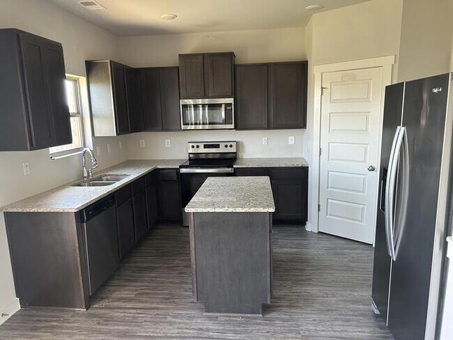 Foto del edificio - 26106 Valley Ridge Rd