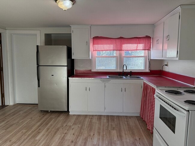 Building Photo - 414 Central St