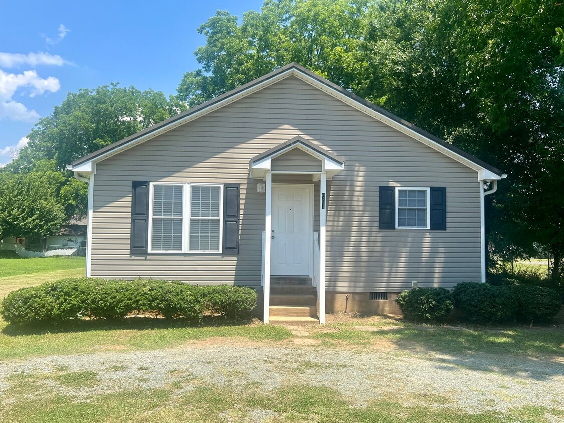 Foto principal - Three bedroom, 2 bath house in Gibsonville