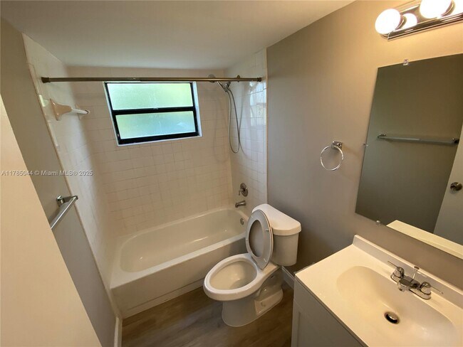 Foto del edificio - 3396 Foxcroft Rd