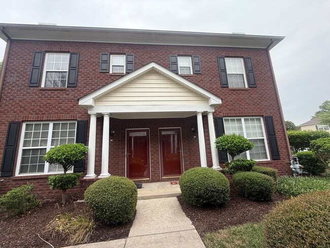 Building Photo - Lovely 2 Bedroom 2.5 Bathroom Located in V...