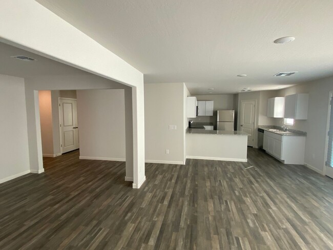 Building Photo - Newer Build 4 Bed/2 Bath In Arizona City