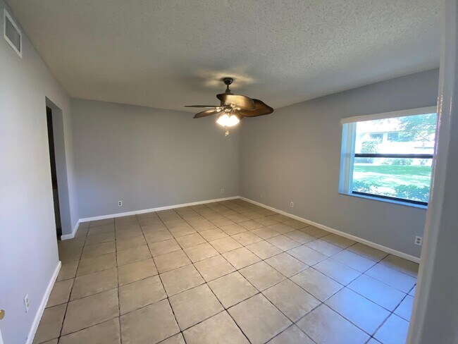 Building Photo - 1009 Congressional Way