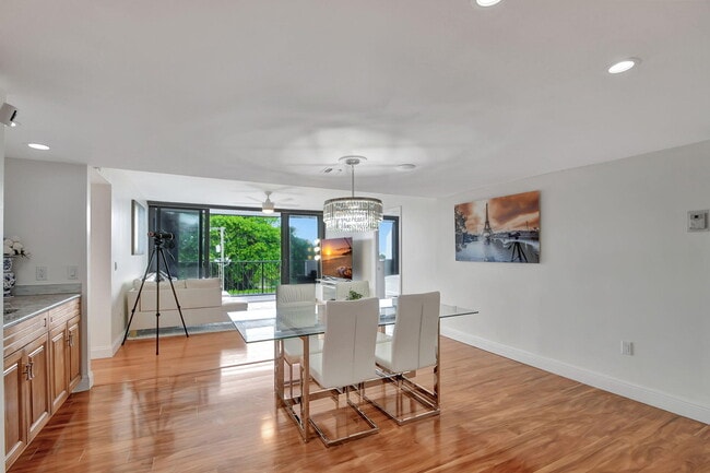 Building Photo - 5600 N Flagler Dr