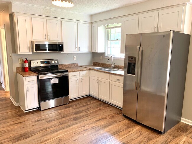 Foto del edificio - 2425 Pendleton Dr