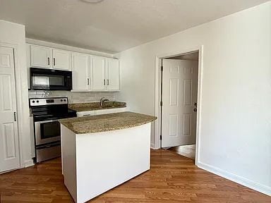 Building Photo - Charming Centrally Located Home | Wood Floors + Fenced Yard