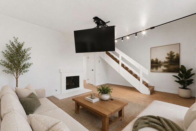 Foto del edificio - Renovated Coastal Townhome in Prime Santa Monica
