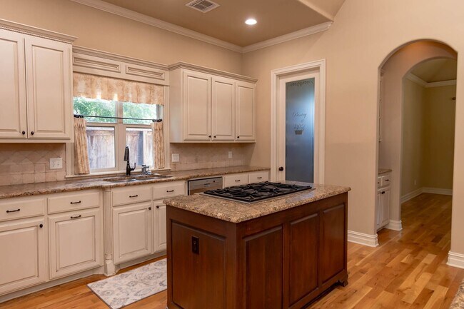 Foto del edificio - Rare lease opportunity in the exclusive ga...
