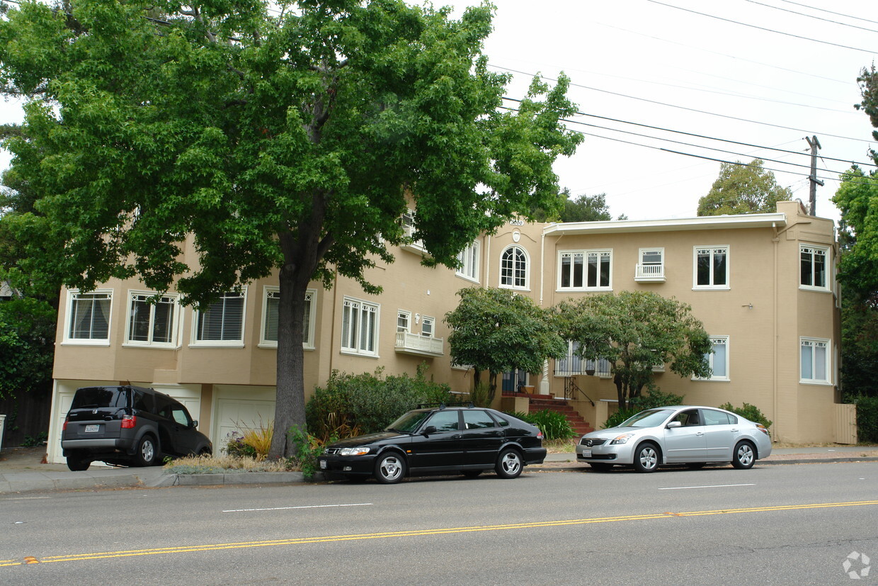 Building Photo - 3000 Claremont Ave