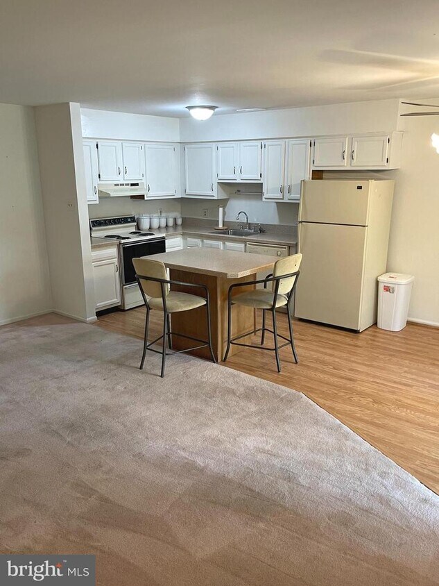 33 Summit Ct, Evesham, NJ 08053 Room for Rent in Evesham, NJ