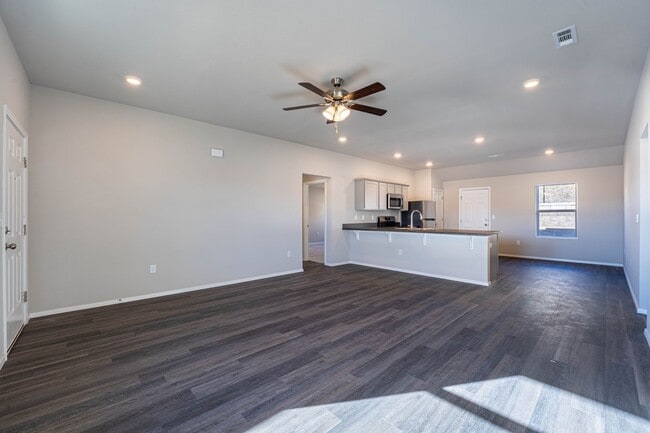 Building Photo - Beautiful Home!