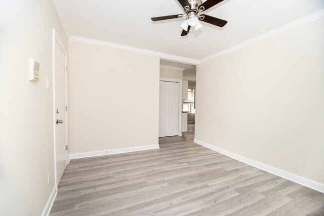 Building Photo - 839 W Cornelia Ave