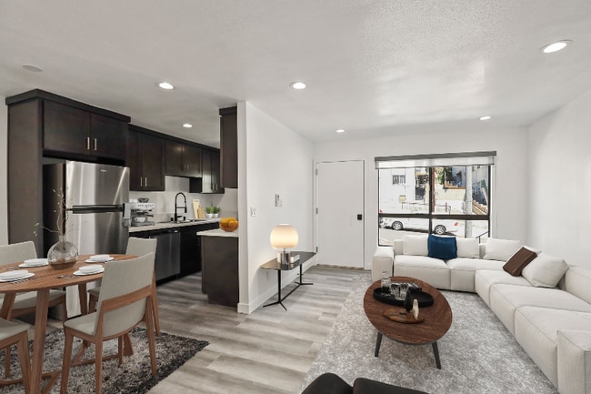 Photo - 900 W College St Apartment