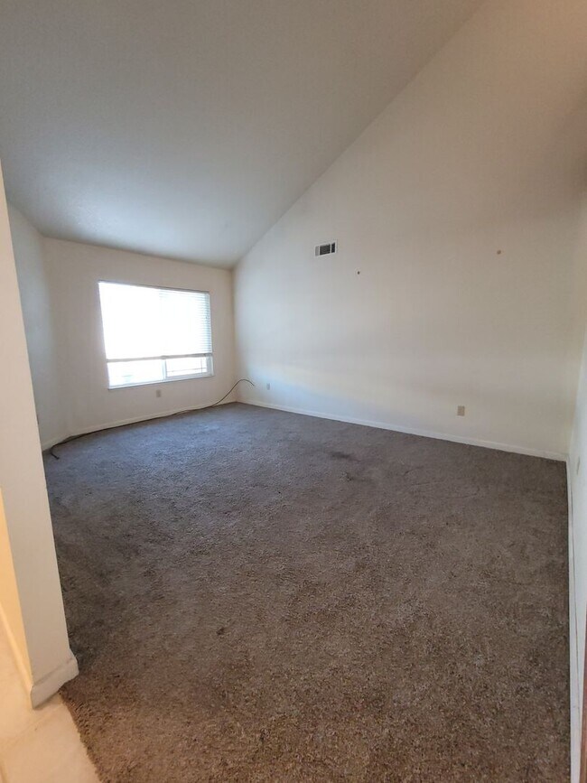 Foto del edificio - REDUCED! Spacious Home Available Now!!