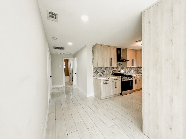 Foto del edificio - 1847 Shore Acres Blvd NE