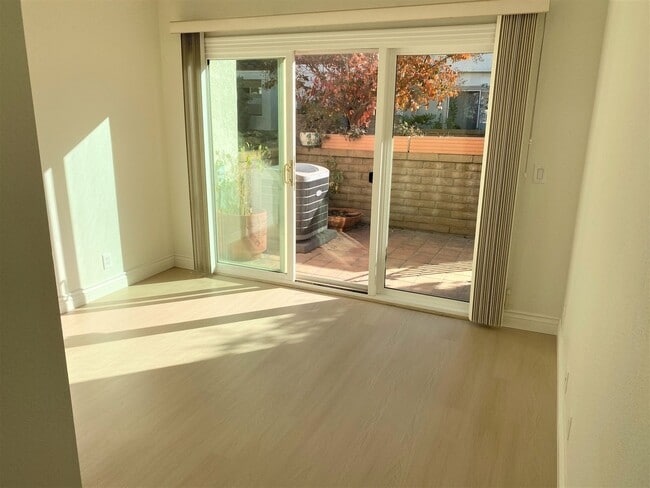 Foto del edificio - Gorgeous townhome located in a desirable I...