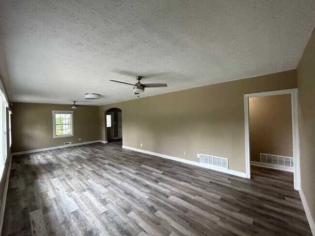 Foto del edificio - 365 Palmetto Rd - Privately Located on 1 A...
