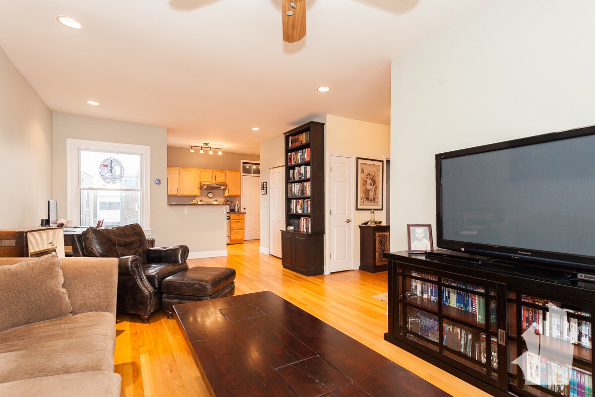 Primary Photo - 1319 W Addison St