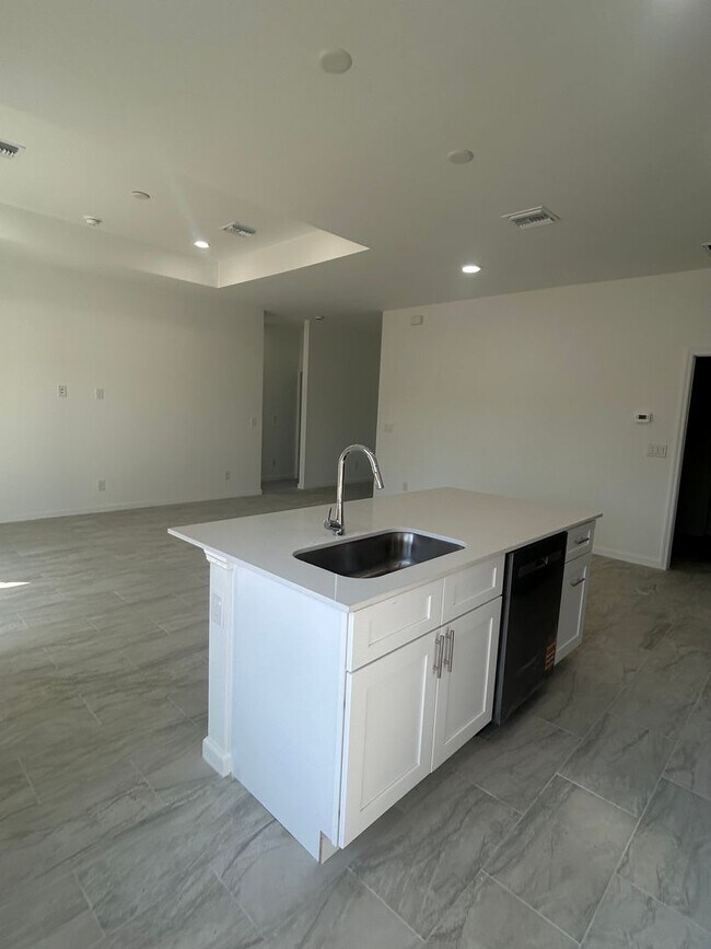 Foto del edificio - BRAND NEW CONSTRUCTION- 4 Bedroom 2 Bath-2 Car Garage-Serene Lake Placid Location