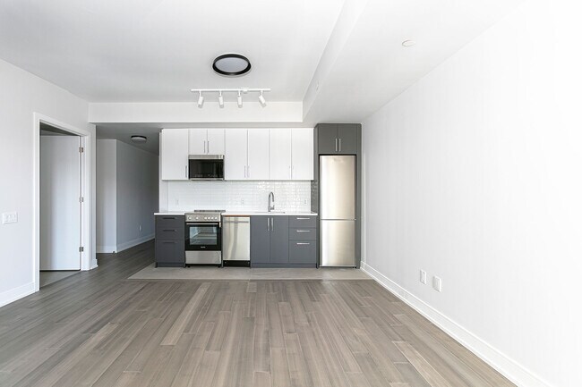 Building Photo - 664 Spadina Av