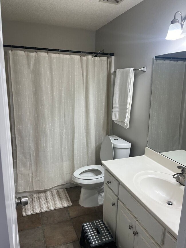 Building Photo - Great 3 Bedroom, 2 Bath