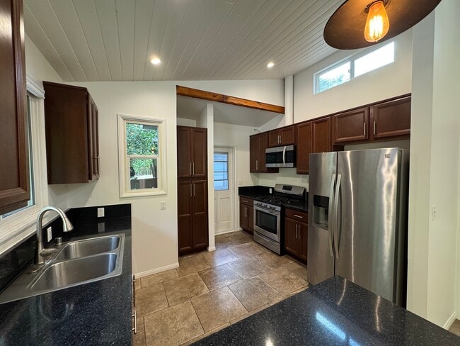 Building Photo - 21620 Circle Trl