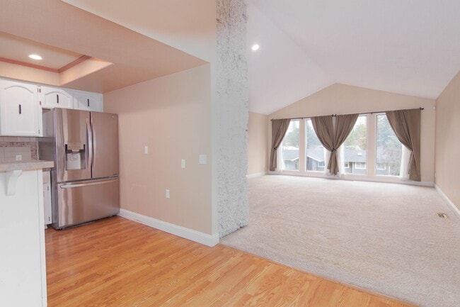 Building Photo - 4 Bed 3 Bath North Side Home nearly 2400 s...