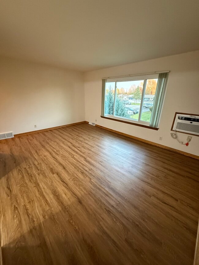 Living Room - Evergreen Terrace Apartments