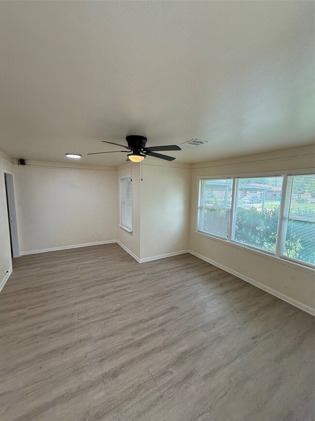 Building Photo - 407 Midway Dr