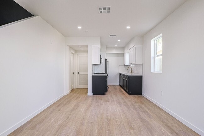 Building Photo - 1227 N June St