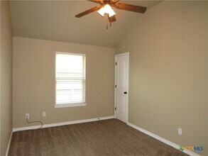 Building Photo - 405 Sladecek Dr