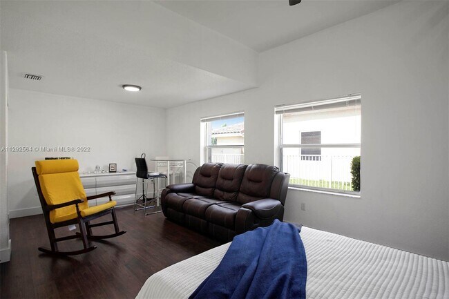 Foto del edificio - 18629 NW 23rd St
