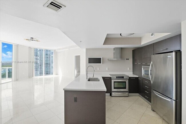 Foto del edificio - 150 Sunny Isles Blvd