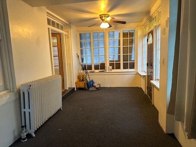 Foto del edificio - 3 Bedrooms With Bonus Room 1 Bathroom Dupl...