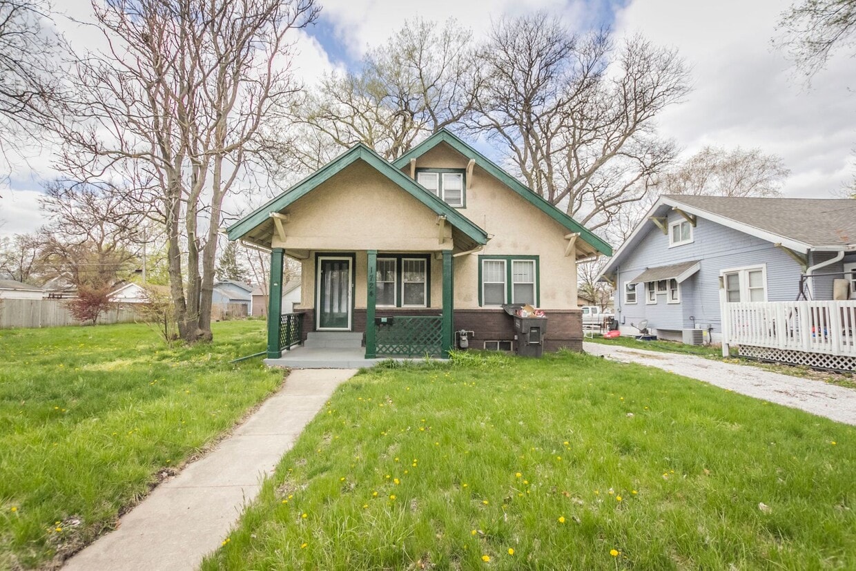 Primary Photo - Spacious 3 Bedroom 1 Bathroom Home