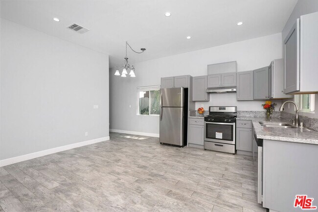 Foto del edificio - 19613 Haynes St