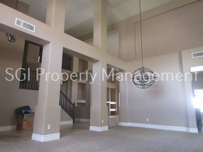 Building Photo - 12055 E Mercer Ln