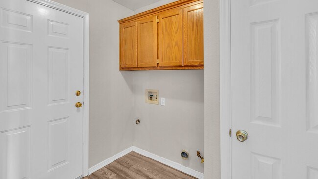 Building Photo - 3 Bed, 2 Bath in Tulsa - Available mid Oct...