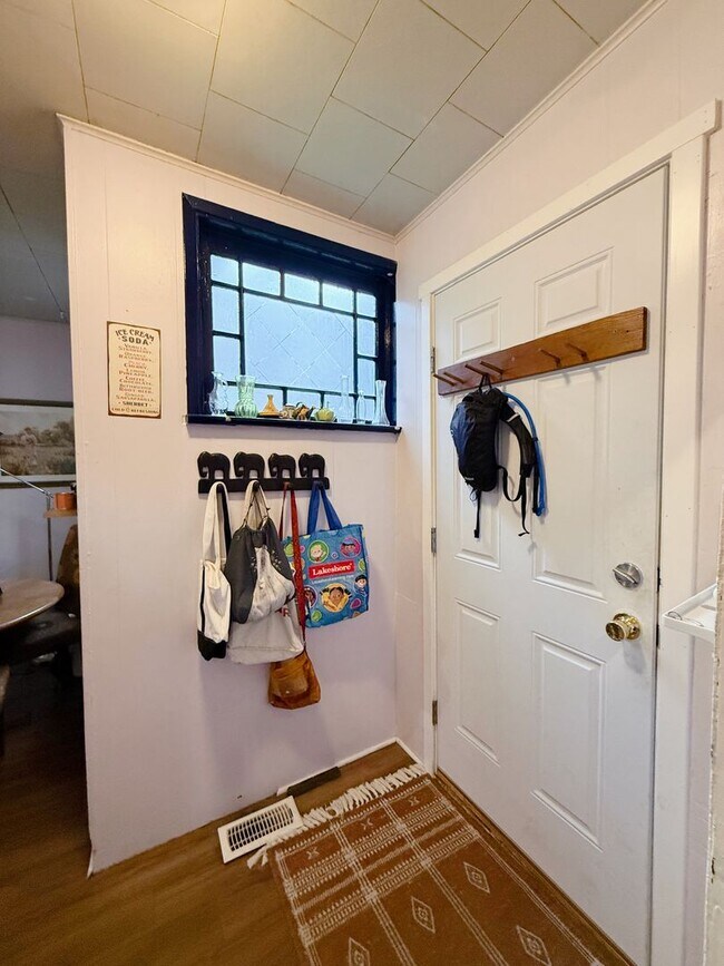 Foto del edificio - Pre-Leasing for September - 2bed/1bath Standalone Unit