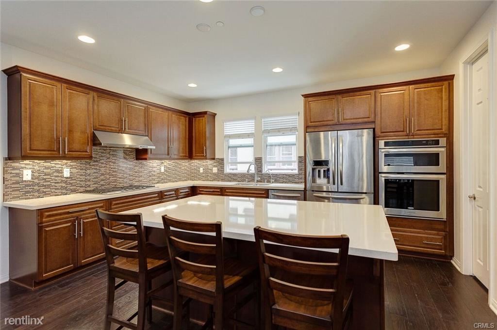 Primary Photo - 656 W Huntington Dr