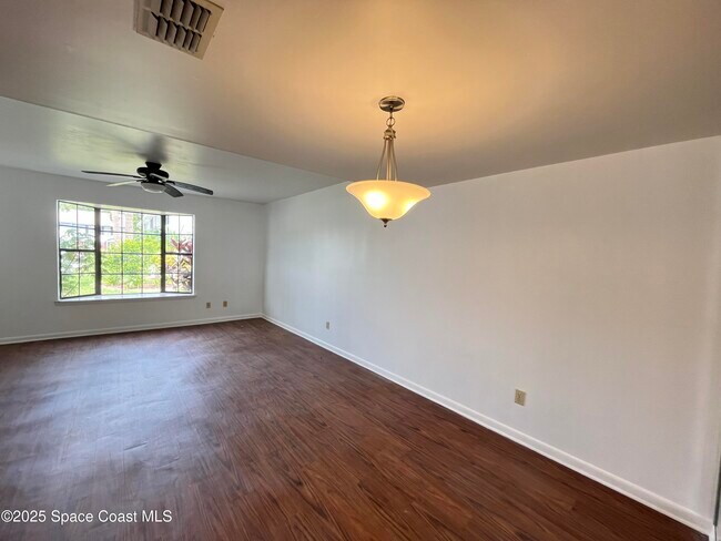Foto del edificio - 2116 Manor Dr NE