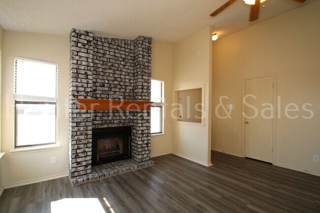 Foto del edificio - Features a Versatile Workshop Shed!