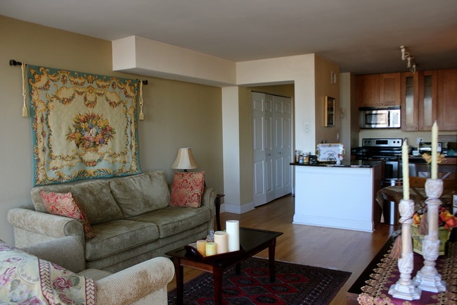 Building Photo - 450 W Briar Pl
