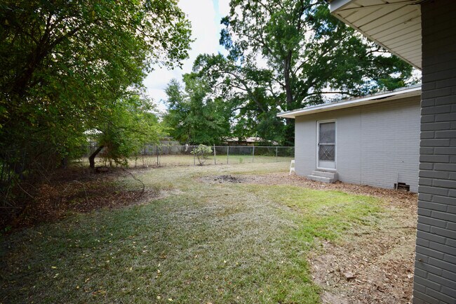 Building Photo - Spacious Home with lots of updates