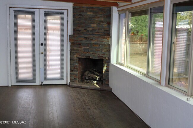 Building Photo - 1202 N Tucson Blvd